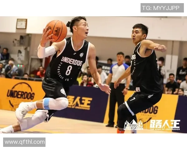 职业足球明星挑战野球运动展现多才多艺的运动魅力与激情